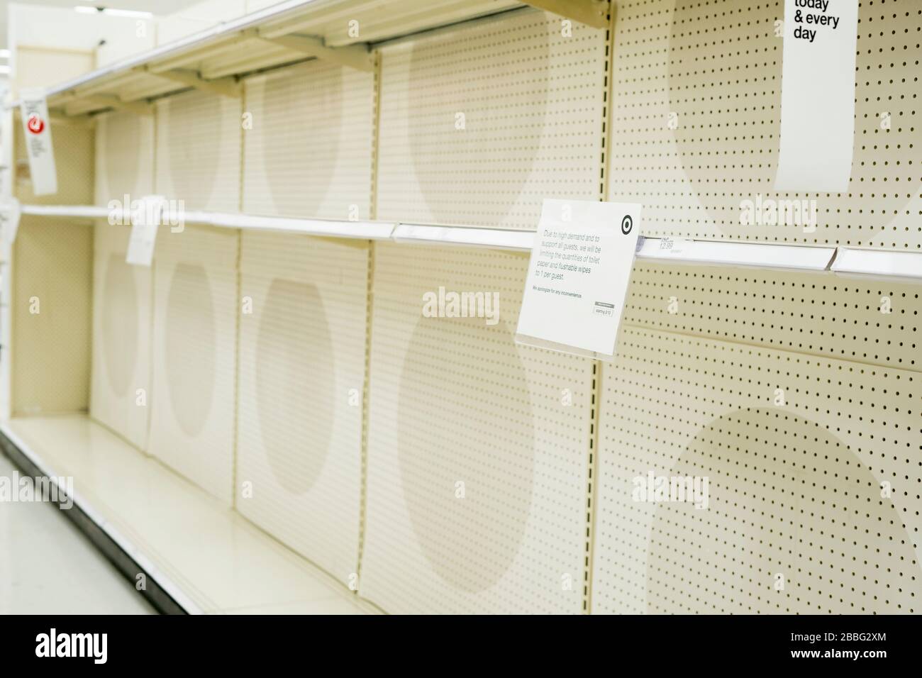 Indiana, USA - 24. März 2020: Hinweis auf leere Regale im Zielladen Begrenzung der anzahl von toilettenpapier auf 1 Packung pro Gast während des Corona-Virus C Stockfoto