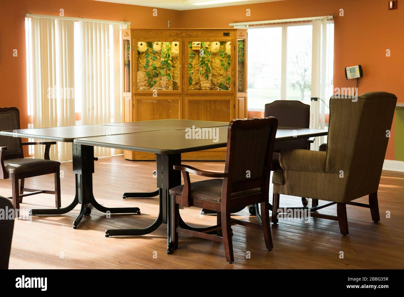 Indiana, USA - 26. März 2020: Leerer Speisesaal in einem Pflegeheim während des Corona-Virus COVID-19, wenn alle Patienten von sozialen Inters eingeschränkt sind Stockfoto
