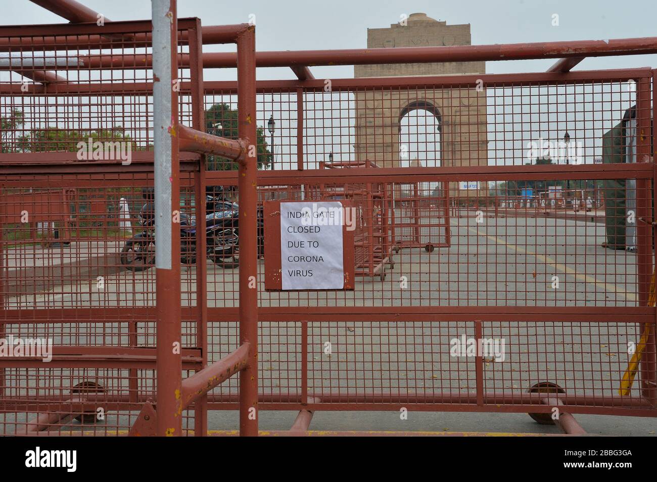 India Gate, ein beliebter Touristenort in Neu-Delhi, Indien ist wegen der Verbreitung des COVID-19-Corona-Virus für Besucher gesperrt. Die Märkte in der Stadt sind weitgehend Stockfoto