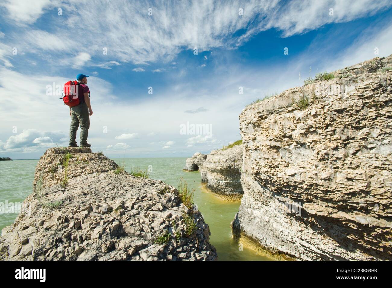 Wanderer entlang Kalkfelsen, Steep Rock, entlang des Lake Manitoba, Kanada Stockfoto