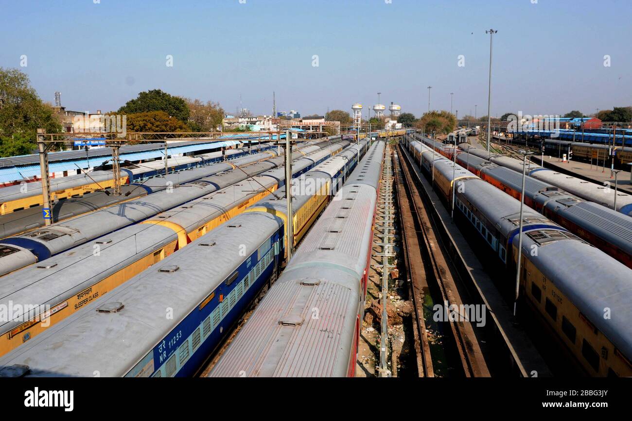Einige der ausgebrochenen Züge werden während eines Tages im Bahnhof von Neu-Delhi geparkt, inmitten der wachsenden Besorgnis von Coronavirus, Indien, Sund Stockfoto