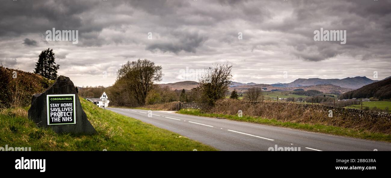 Die Schilder befinden sich auf der A5092 direkt oberhalb unseres Hauses, der Lake District ist für Besucher gesperrt. Stockfoto