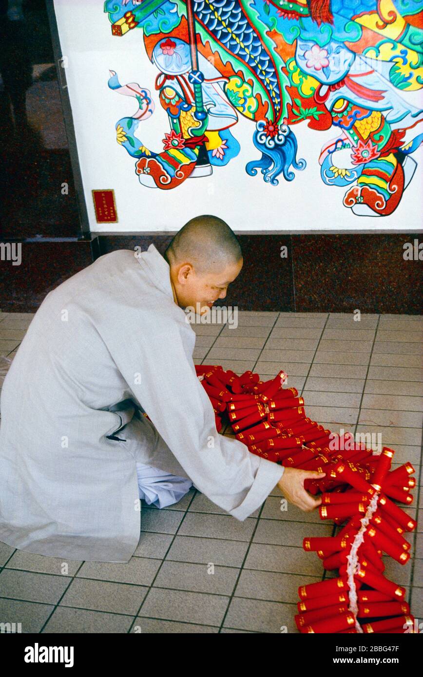 Kuala Lumpur Malaysia Chinese Temple Monk Mit Feuerpfropfern Stockfoto