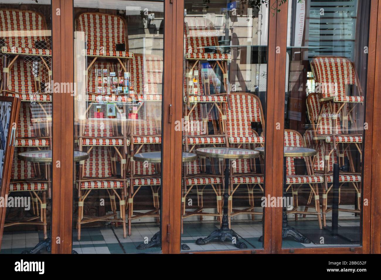 CORONAVIRUS: CAFÉS GESCHLOSSEN, STÜHLE BESCHRÄNKT PARIS Stockfoto