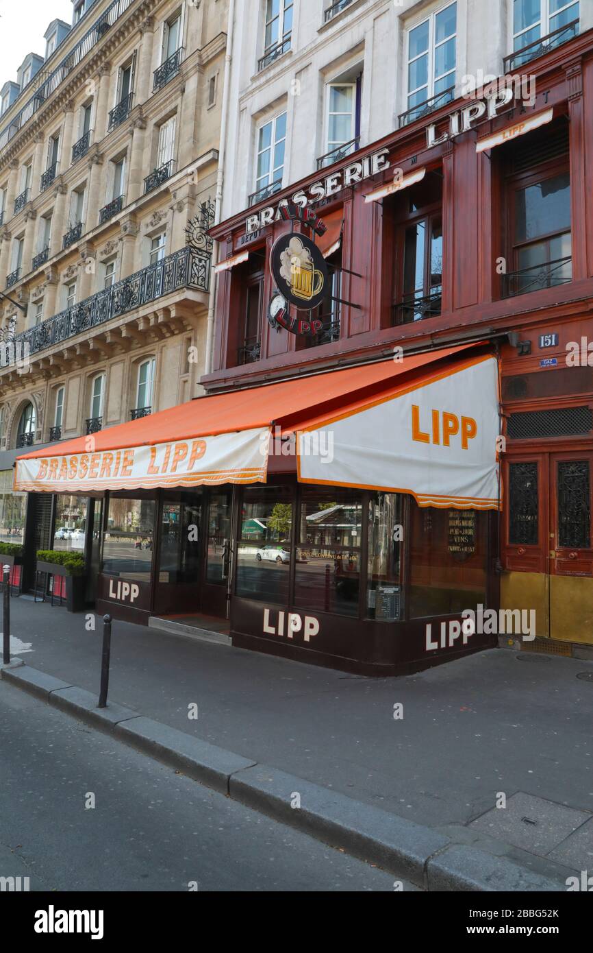 CORONAVIRUS: CAFÉS GESCHLOSSEN, STÜHLE BESCHRÄNKT PARIS Stockfoto