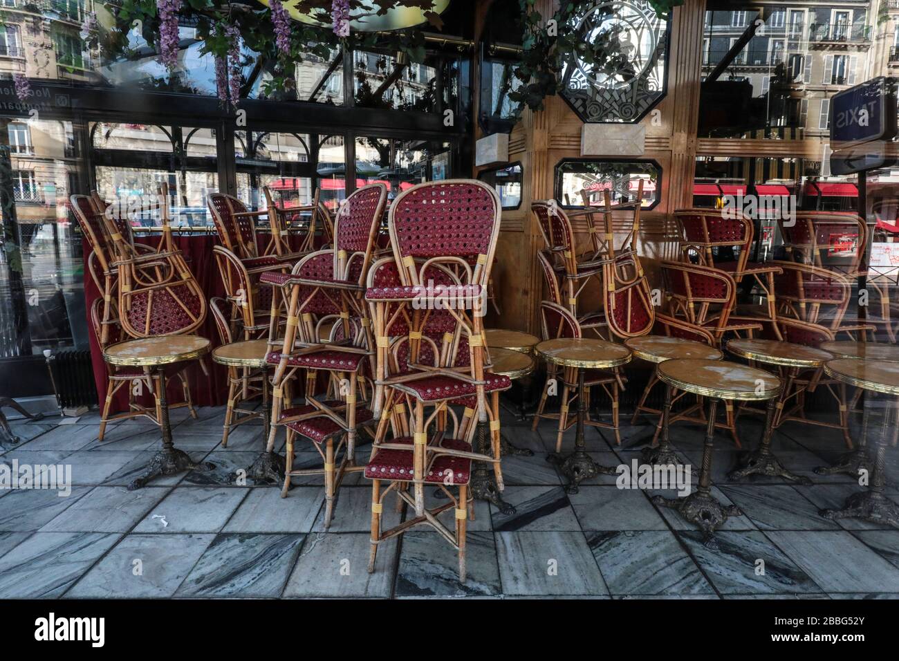 CORONAVIRUS: CAFÉS GESCHLOSSEN, STÜHLE BESCHRÄNKT PARIS Stockfoto