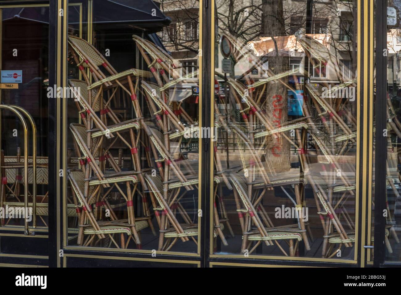 CORONAVIRUS: CAFÉS GESCHLOSSEN, STÜHLE BESCHRÄNKT PARIS Stockfoto