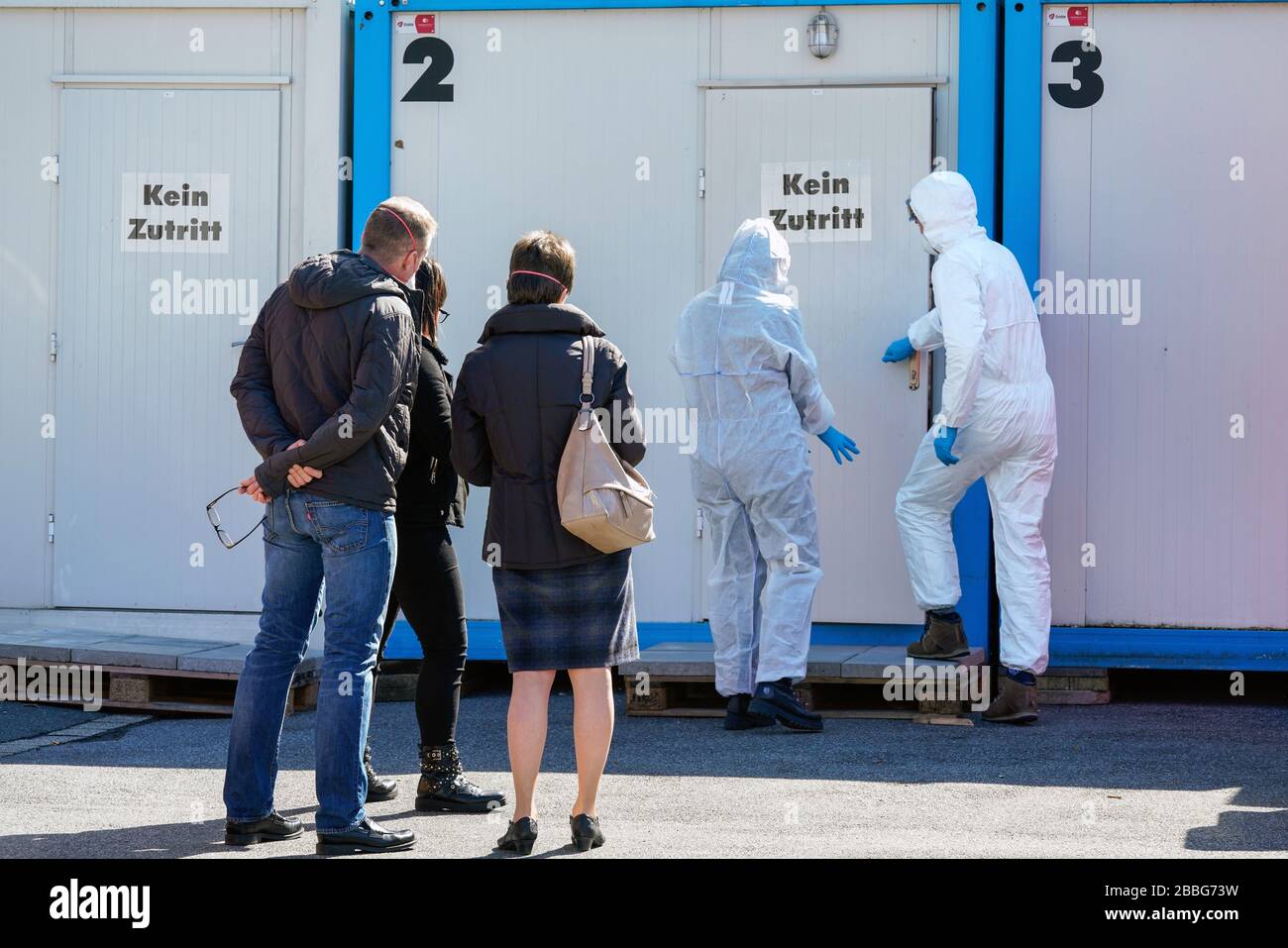 Dortmund, 31.3.2020: Am Klinikum Nord in Dortmund gibt es ein Corona-Testzentrum. In Zelten und Containern sollen Menschen auf das Virus unterkommen. Foto: Personen warten auf den Test. --- Dortmund/Deutschland, 31. März 2020: Corona-Testzentrum am Klinikum Nord (Klinik Nord) in Dortmund/Deutschland. In Zelten und Behältern können Menschen auf das Virus untersucht werden. Foto: Die Leute warten auf den Test. Stockfoto