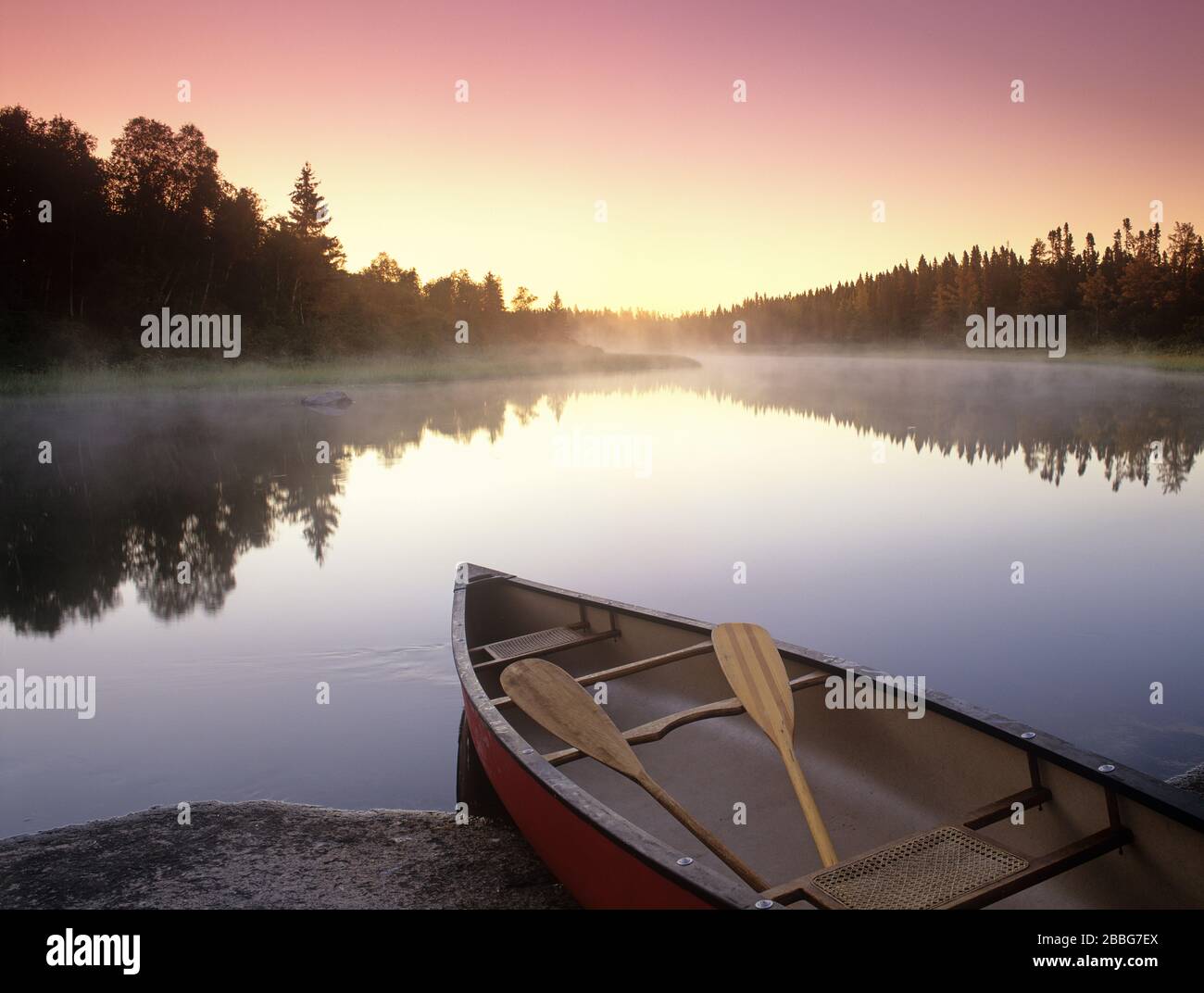 Kanu auf dem Whiteshell River, Whiteshell Provincial Park, Manitoba, Kanada Stockfoto