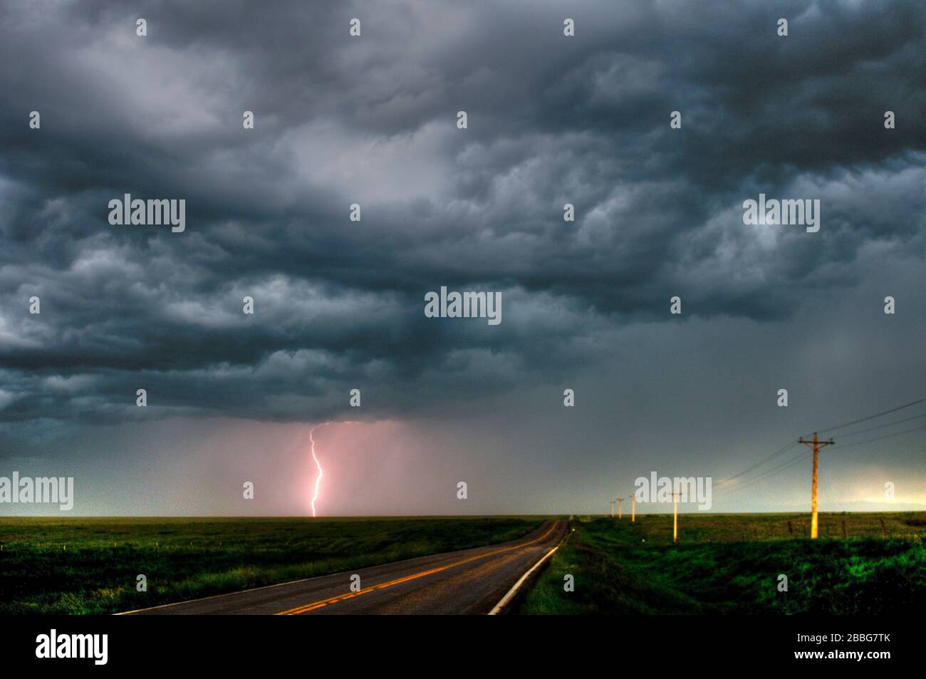 Sturm mit Blitzschlag über Autobahn im ländlichen Süden Manitobas Kanadas Stockfoto