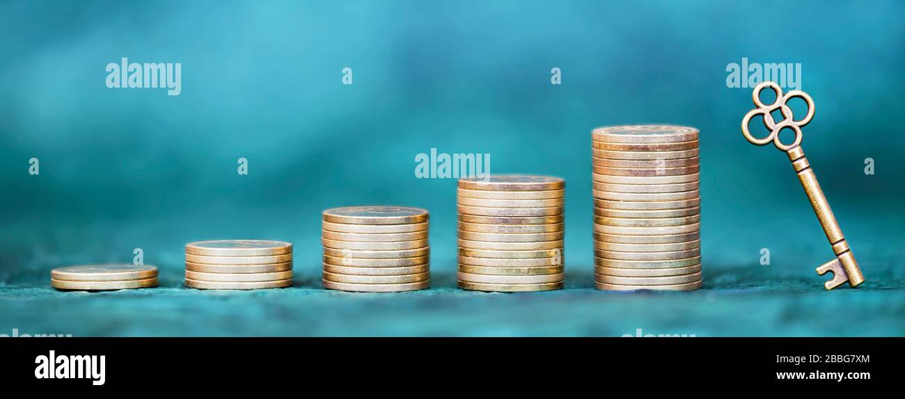Sparkonzept, Goldmünzen und Schlüssel auf blauem Hintergrund. Webbanner, Kopierbereich. Stockfoto
