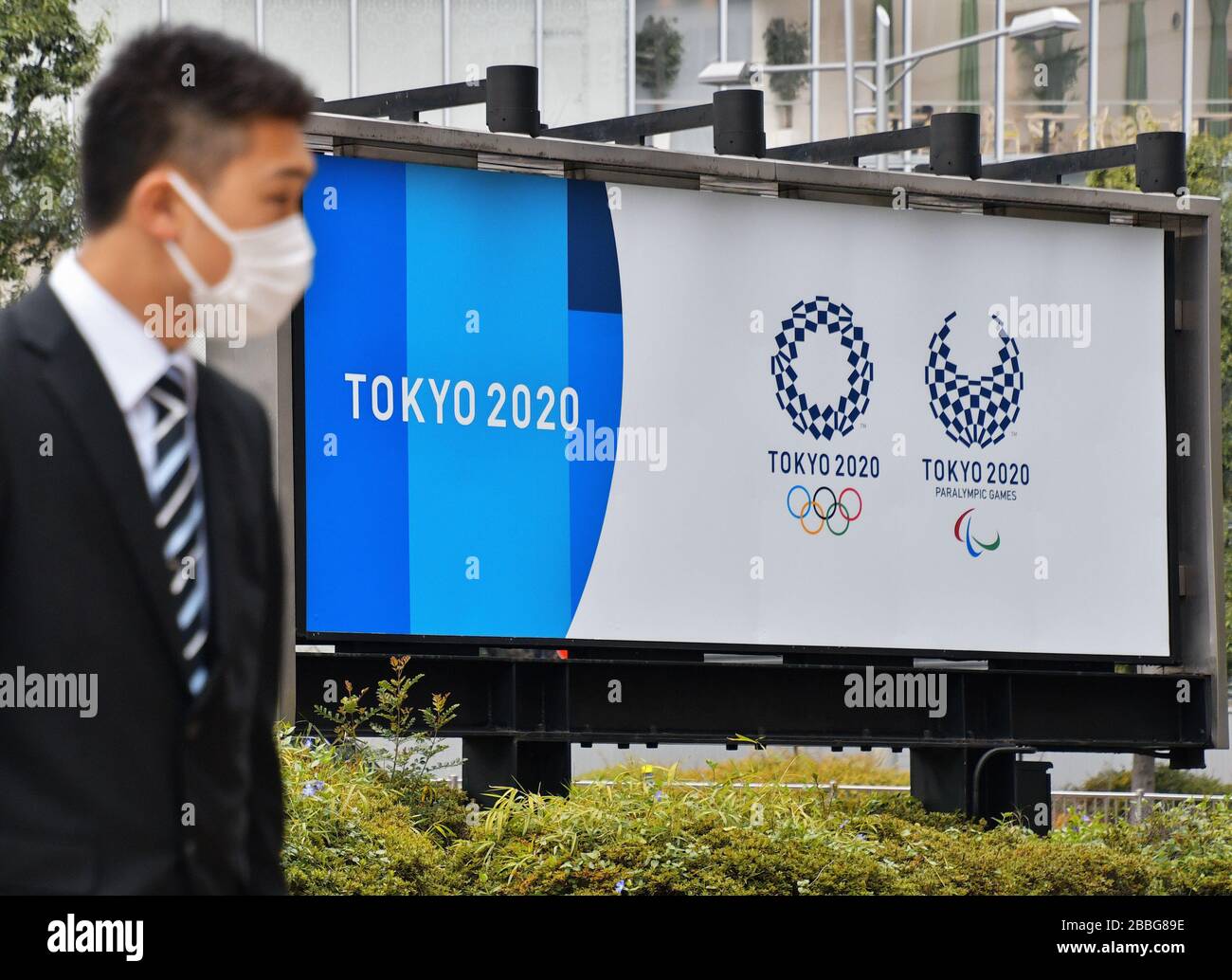 Tokio, Japan. März 2020. Ein Banner für die Olympischen Spiele in Tokio wird am 26. März 2020 in der Nähe der Tokioter Station in Tokio, Japan, angezeigt. Foto von Keizo Mori/UPI Credit: UPI/Alamy Live News Stockfoto