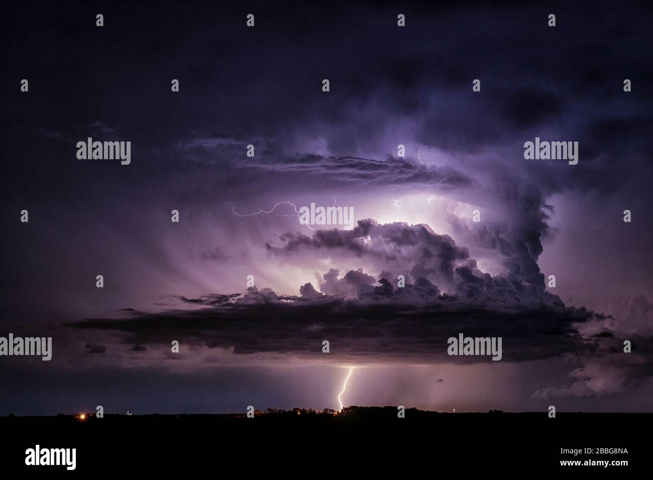 Sturm mit dreilagigen Blitzen über das ländliche Süden Manitobas Kanadas Stockfoto