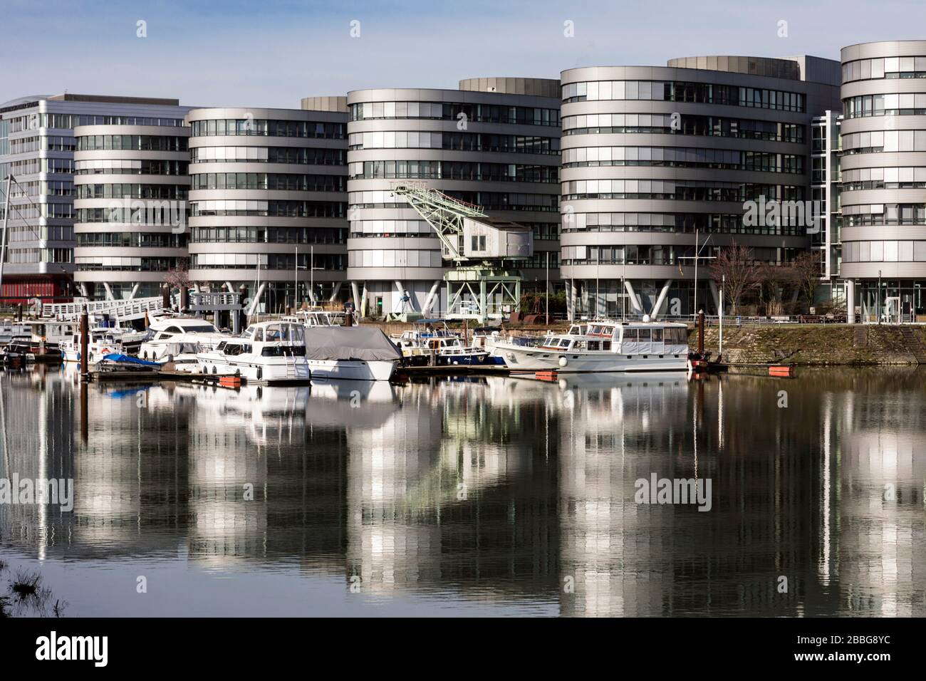Marina Duisburg, die Marina im Innenhafen vor den fünf Booten mit dem WDR Studio, Gastronomie und Novita BKK Stockfoto