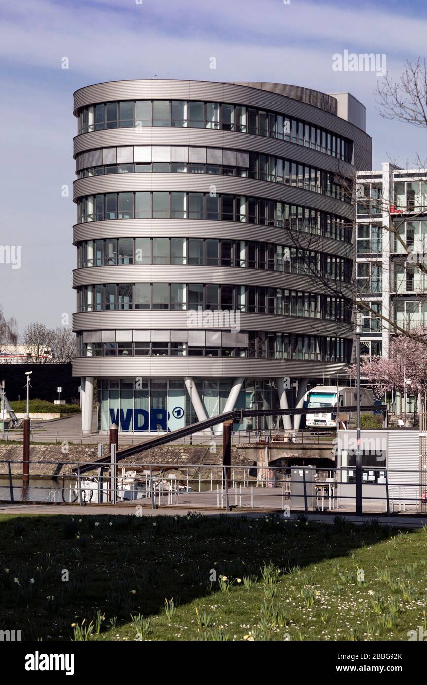 Marina Duisburg, die Marina im Innenhafen vor den fünf Booten mit dem WDR Studio, Gastronomie und Novita BKK Stockfoto