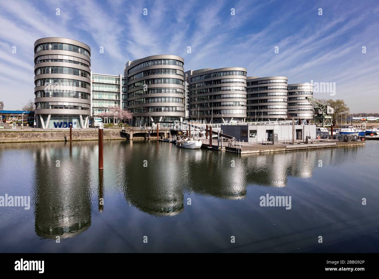 Marina Duisburg, die Marina im Innenhafen vor den fünf Booten mit dem WDR Studio, Gastronomie und Novita BKK Stockfoto