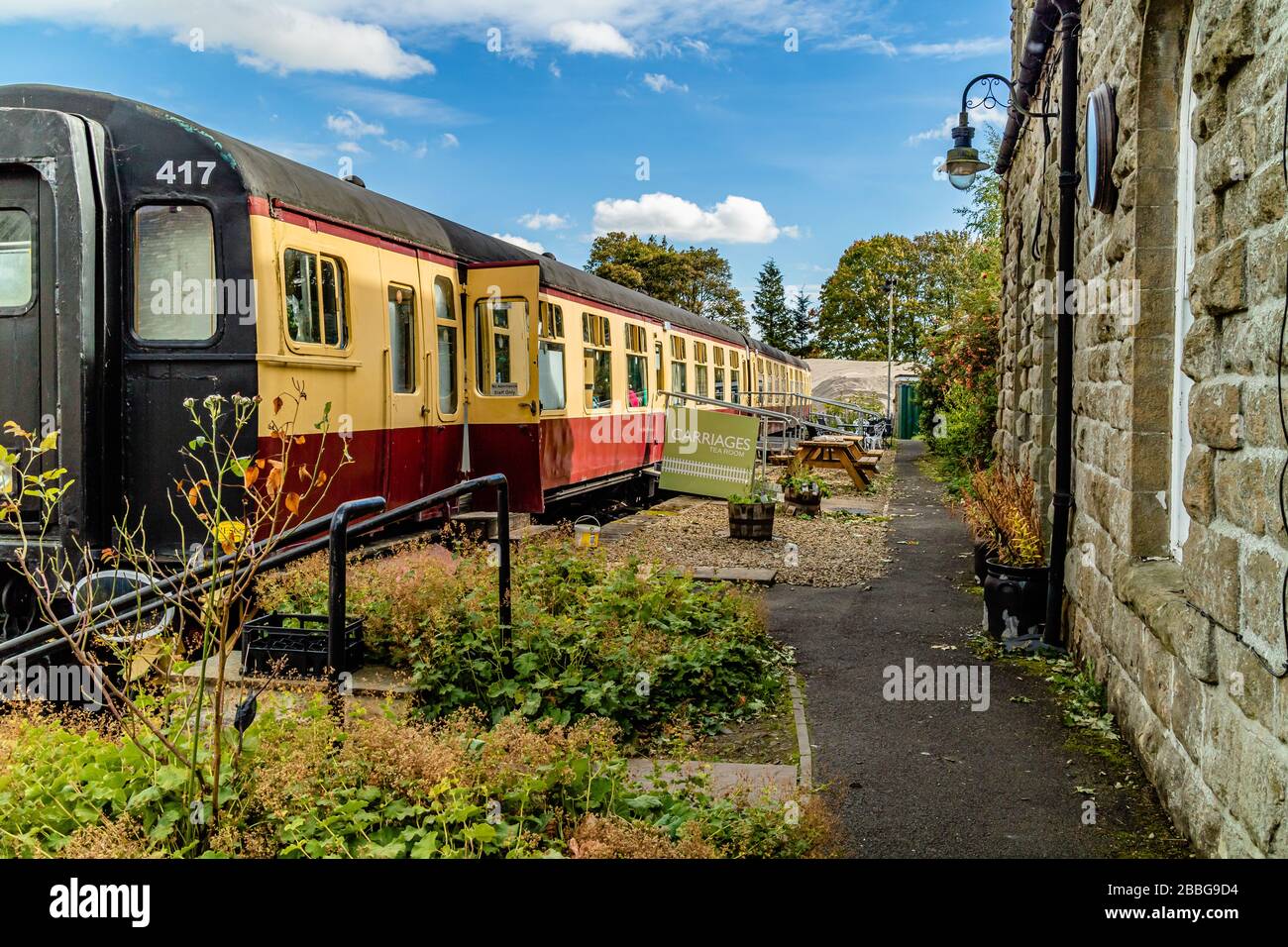 Carribts Tearoom, ein Café in einem umgebauten Eisenbahnwagen, im Heritage Center im Dorf Bellingham, Northumberland, Großbritannien. September 2018. Stockfoto