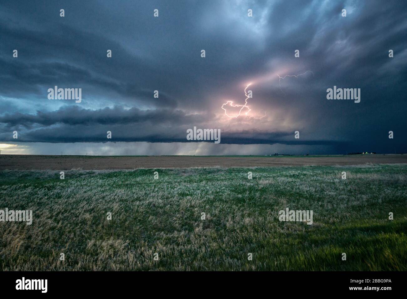 Sturm mit Blitzschlag über ein ländliches Feld in Nebraska, Vereinigte Staaten Stockfoto