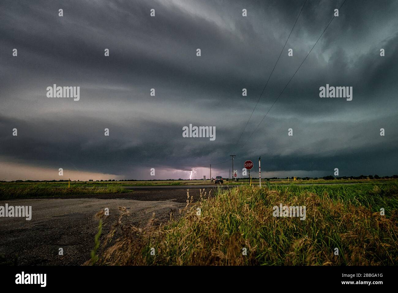 Tornado warnte den Sturm mit Blitzschlägen über ein ländliches Feld in den Vereinigten Staaten von Oklahoma Stockfoto