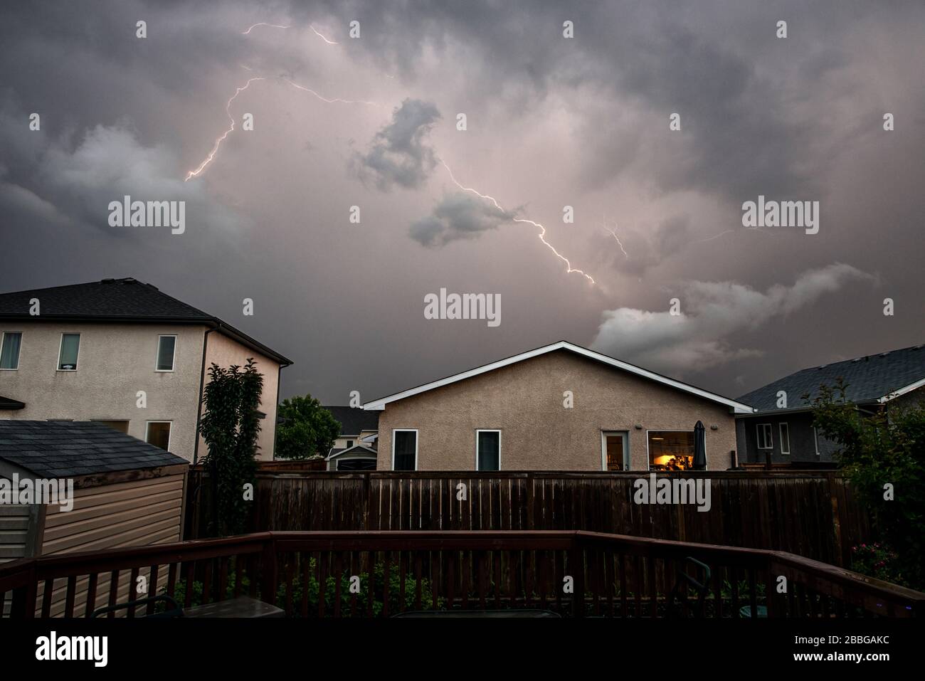 Sturm mit Blitzschlag über Häuser in meinem Hinterhof in Winnipeg, Manitoba, Kanada Stockfoto