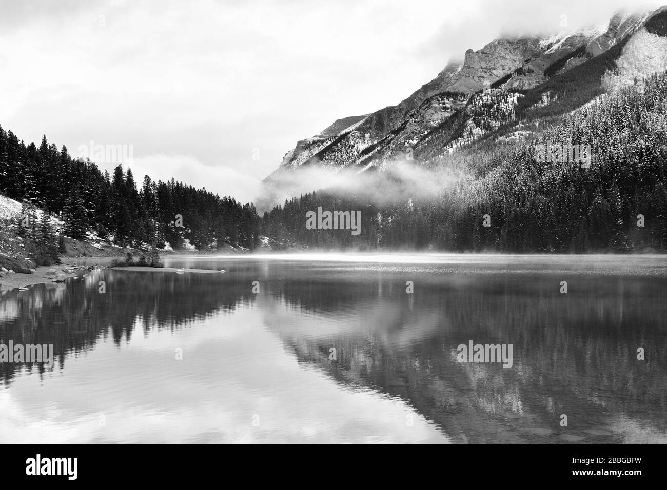 Zwei Jack See mit Schnee Berge und Wasser Reflexion im Banff Nationalpark in Kanada. Stockfoto