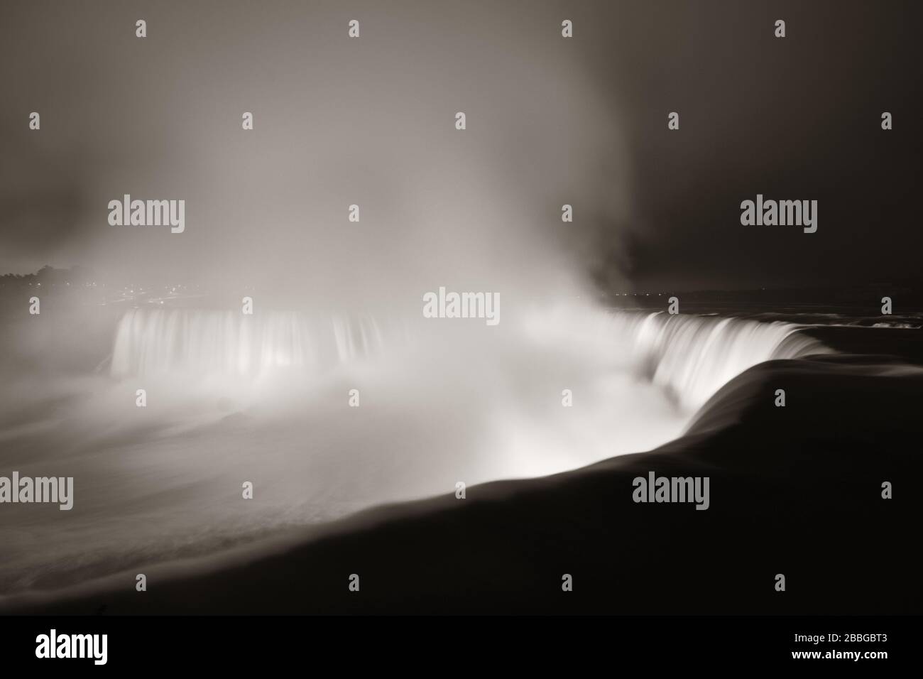 Niagara Fälle bei Nacht wie die berühmte Landschaft in Kanada Stockfoto