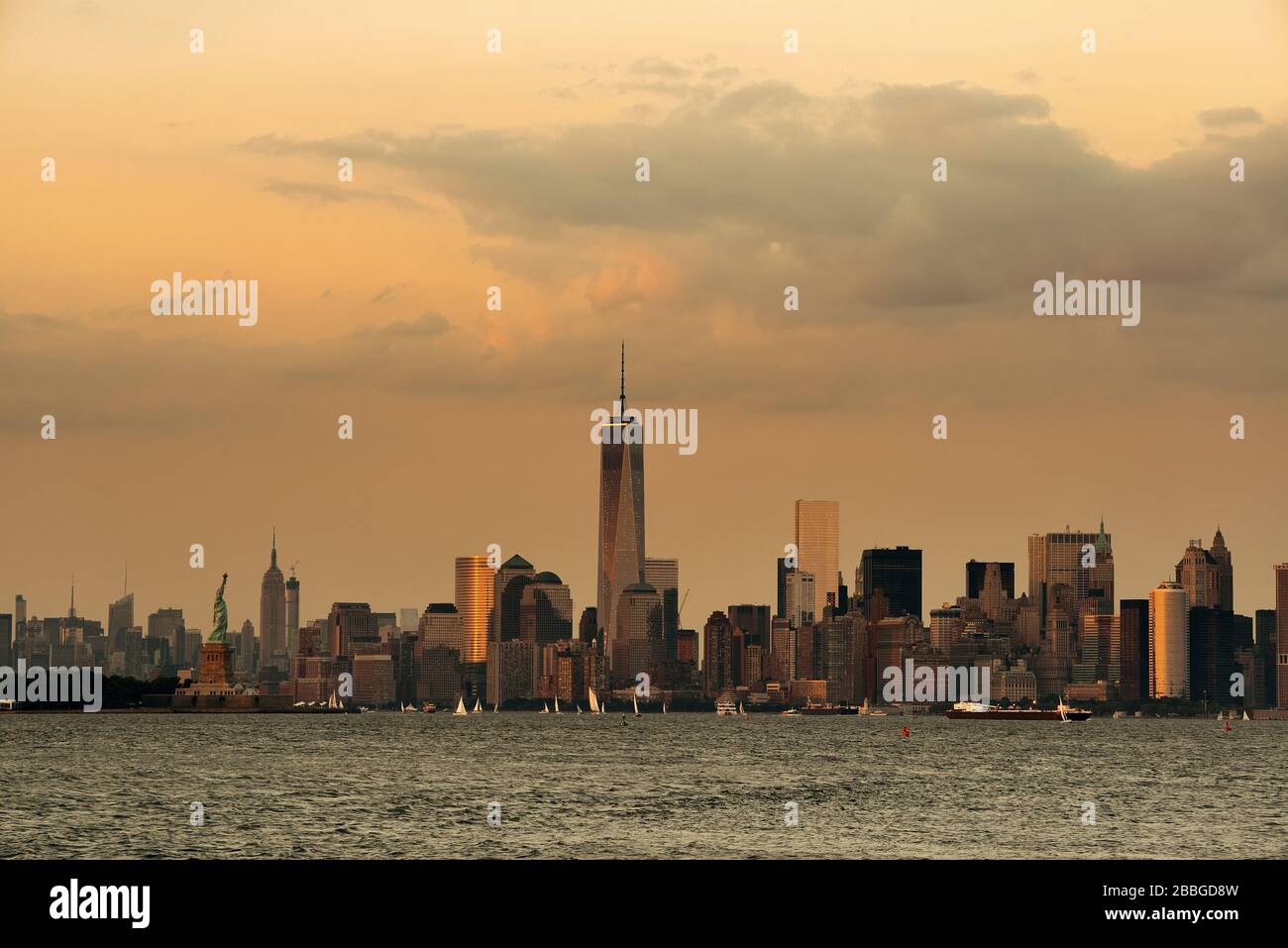 Manhattan Skyline Innenstadt mit städtischen Hochhäusern über Fluss. Stockfoto
