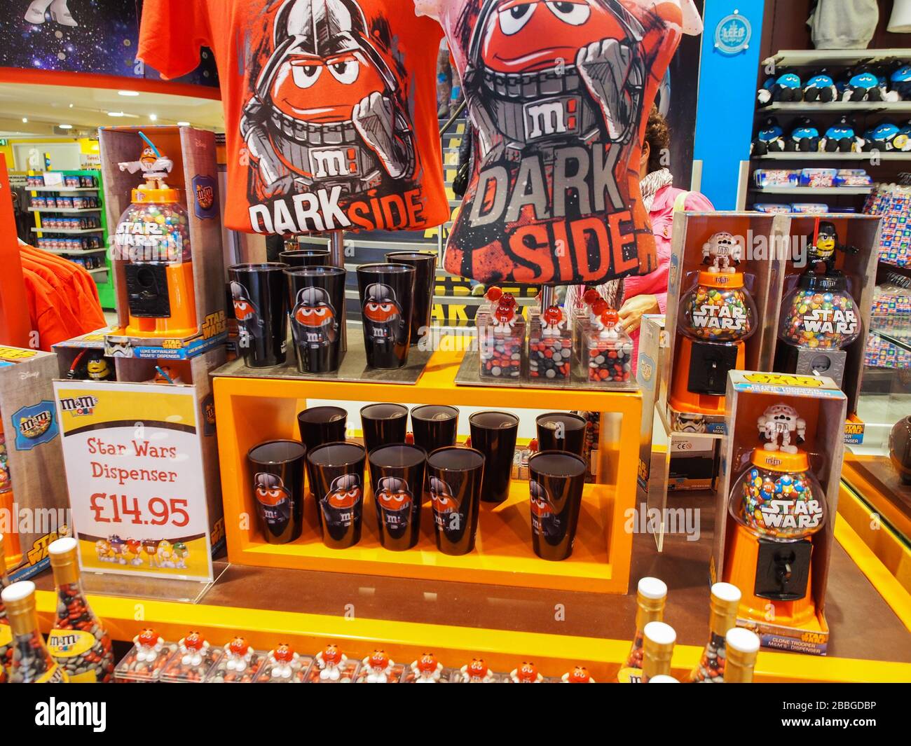 Innenseite des M&MS World Store: Schokoladengeschenke, Kunstwerke, Goodies, Kleidung - London Stockfoto