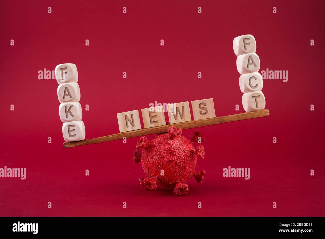 Social Media-Konzept. Corona Virus Fake News Konzept. Skala auf rotem Hintergrund Stockfoto