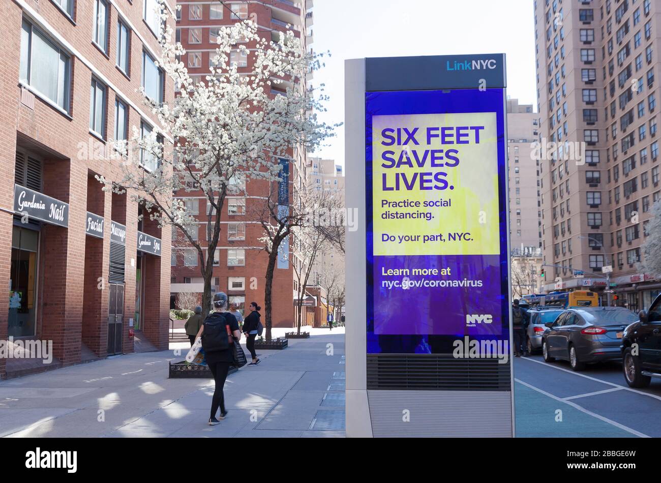LinkNYC digitaler Kiosk auf dem Bürgersteig, der die Botschaft von Covid-19 (Coronavirus) anzeigt, um soziale Distanzierung zu üben. Stockfoto
