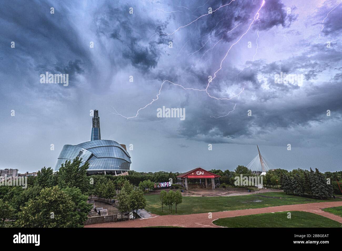 Sturm mit Blitzschlag über das Canadian Museum of Human Rights in Winnipeg Manitoba, Kanada Stockfoto