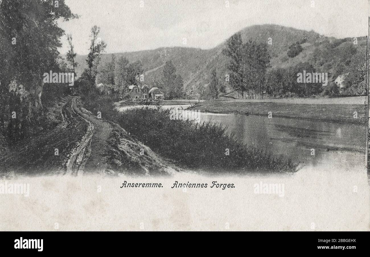 Alte Postkarte aus der Zeit um 1900, die die Anciennen (alte) Schmieden entlang der Maas in Anseremme, Ardennen Belgien, zeigt Stockfoto