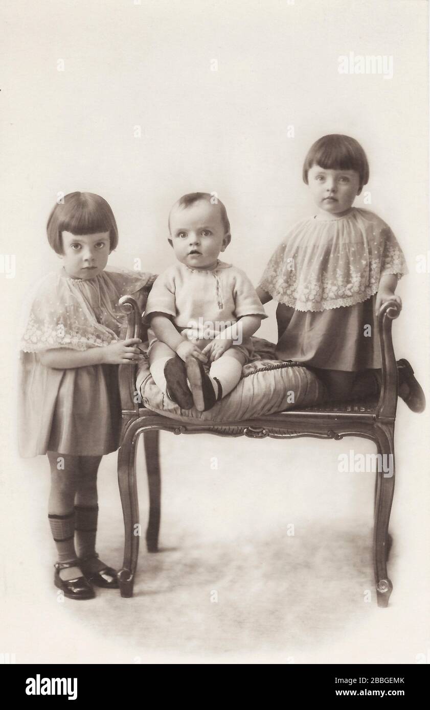 Foto Studio Bild von Kindern um das Jahr 1925-1930, 2 junge Schwestern mit ihrem kleinen Bruder posieren für ein Portraitbild, Antwerpen, Stockfoto