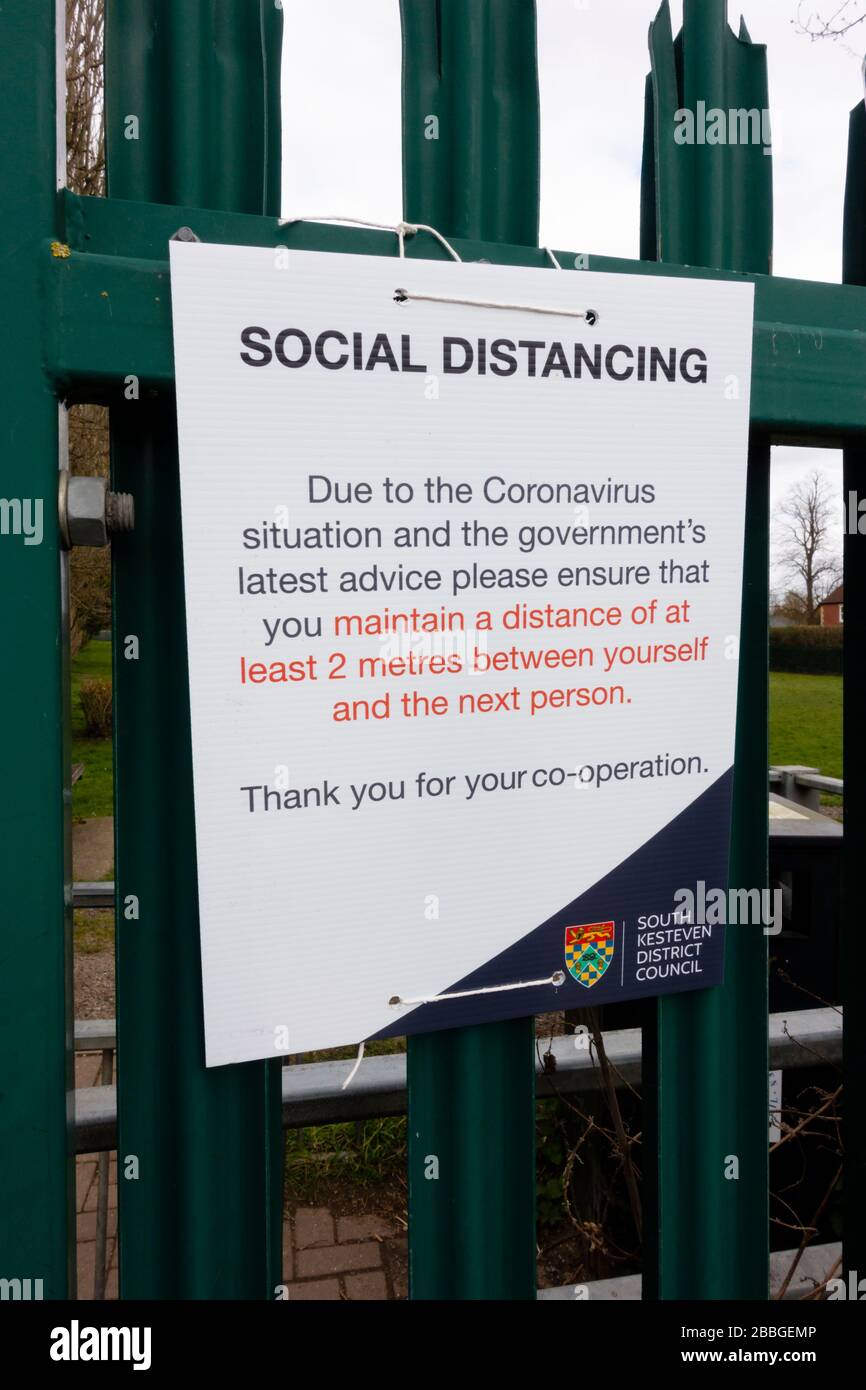 Schild mit sozialer Distanzierung während der Pandemie Corona Covid 19, auf dem Parkpforte der Kinder. Bezirksrat Süd-Kesteven. Grantham, Lincoln, Engl Stockfoto