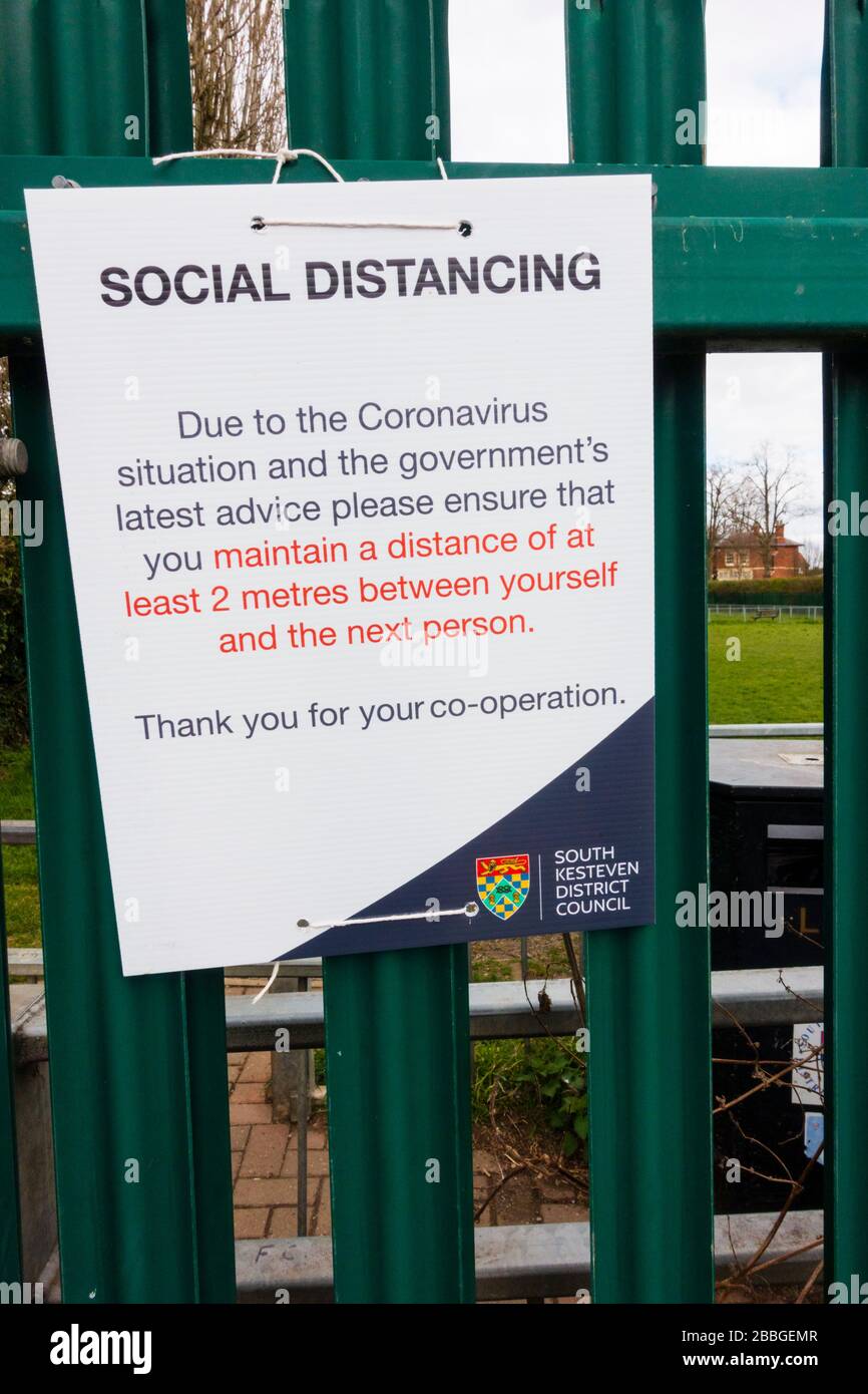 Schild mit sozialer Distanzierung während der Pandemie Corona Covid 19, auf dem Parkpforte der Kinder. Bezirksrat Süd-Kesteven. Grantham, Lincoln, Engl Stockfoto