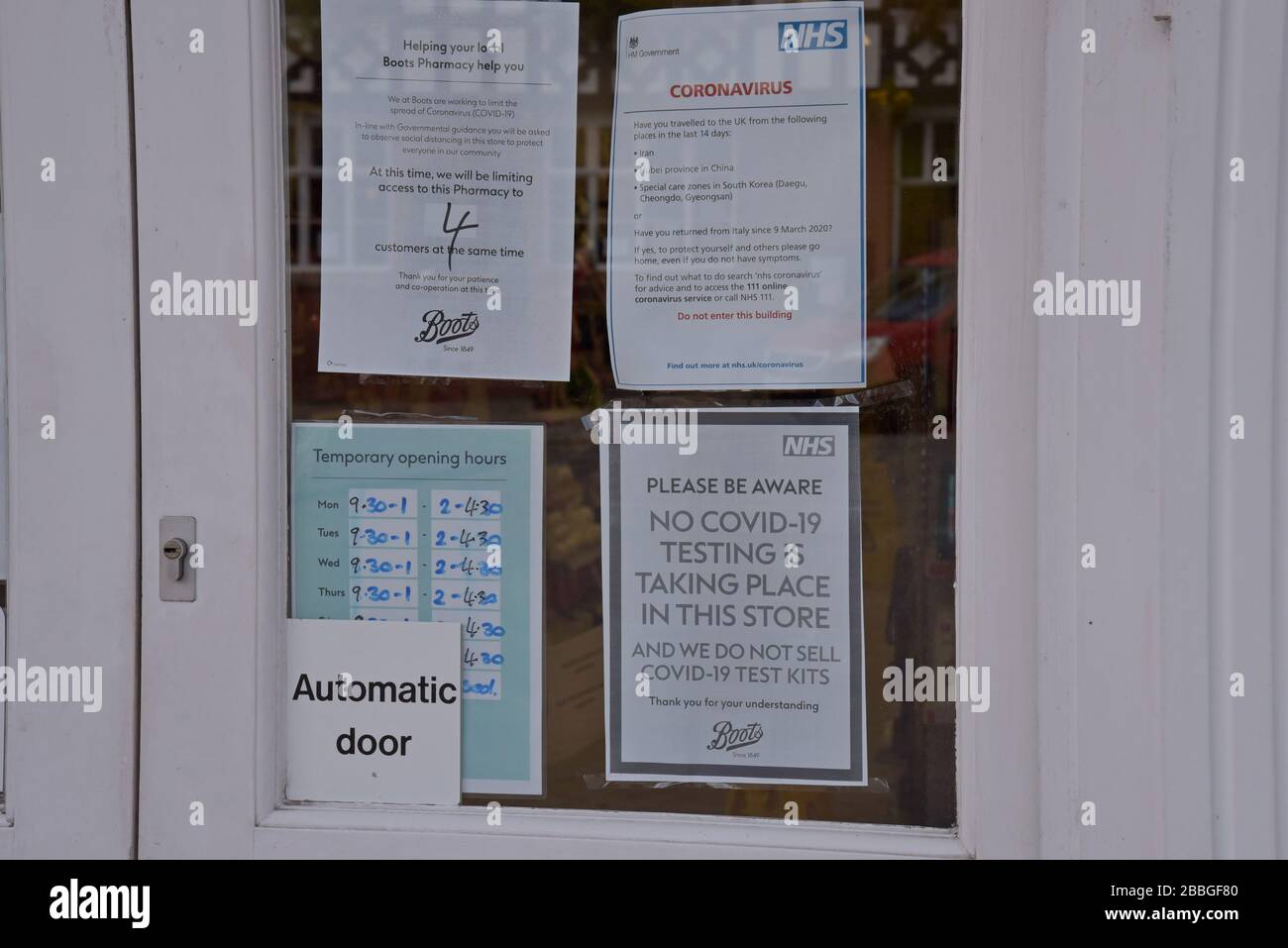 Leominster, Herefordshire, Großbritannien. März 2020. Coronavirus-Warnungen und Anzeichen von Fehlbestand im Fenster der Stiefelapotheke. Die Sperrstelle des britischen Coronavirus hat die normalerweise geschäftige Stadt Leominster stark in Mitleidenschaft gezogen. Die Stadt ist bekannt als eine der führenden Antiquitäten Großbritanniens mit über 20 Antiquitätenzentren und Geschäften und ist inzwischen fast menschenleer. G.P Essex/Alamy Live News Stockfoto