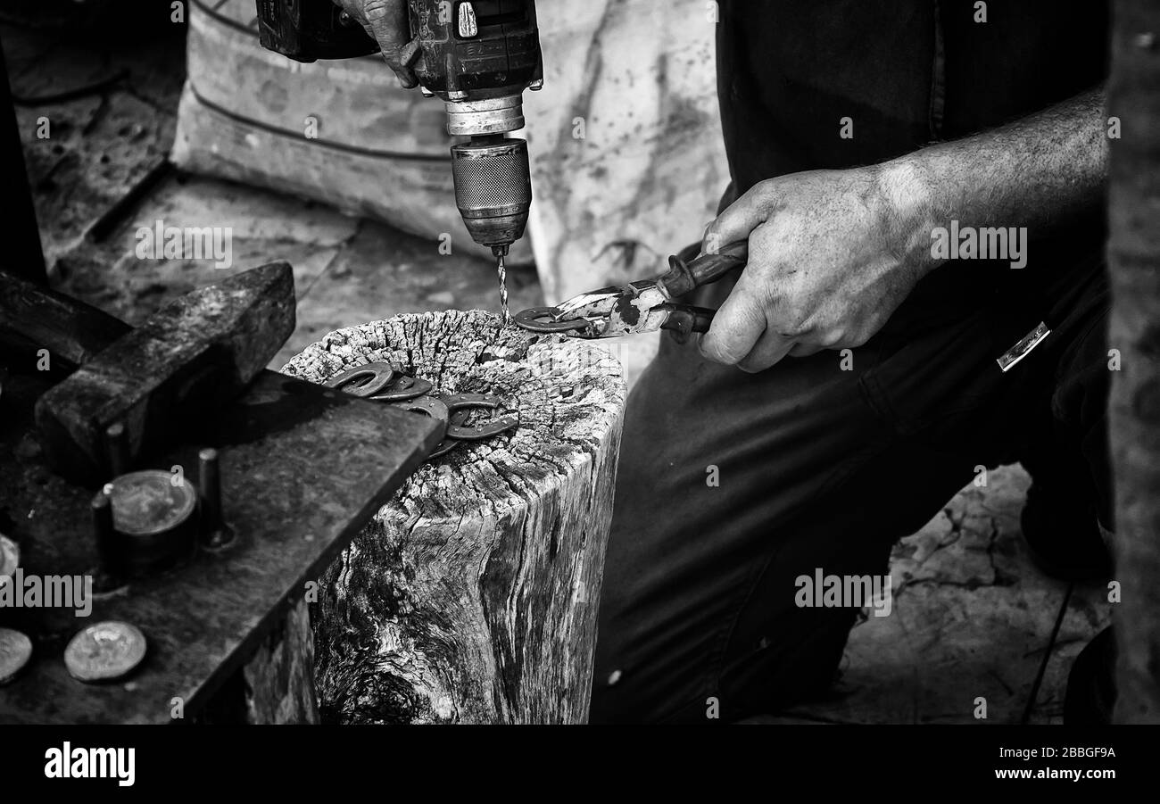 Handwerker, die Formen von Eisen Hufeisen, Unternehmen und Berufe Stockfoto
