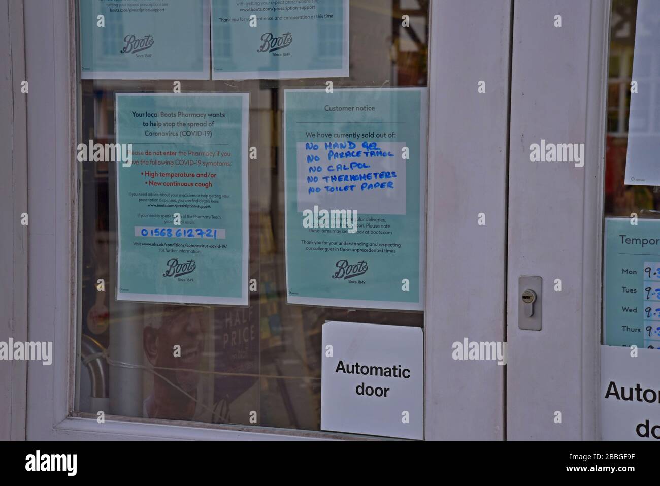 Leominster, Herefordshire, Großbritannien. März 2020. Coronavirus-Warnungen und Anzeichen von Fehlbestand im Fenster der Stiefelapotheke. Die Sperrstelle des britischen Coronavirus hat die normalerweise geschäftige Stadt Leominster stark in Mitleidenschaft gezogen. Die Stadt ist bekannt als eine der führenden Antiquitäten Großbritanniens mit über 20 Antiquitätenzentren und Geschäften und ist inzwischen fast menschenleer. G.P Essex/Alamy Live News Stockfoto