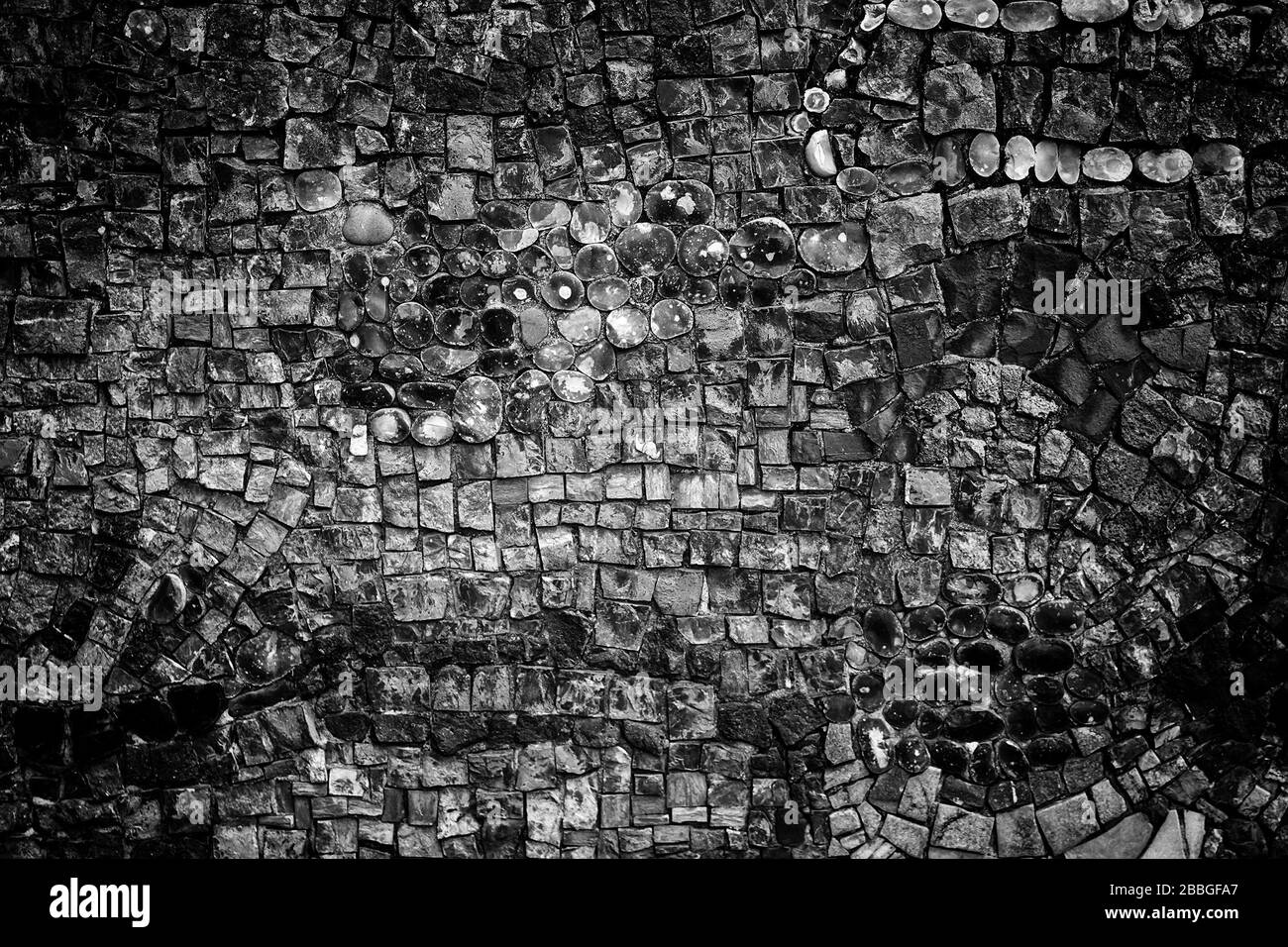 Handgemachte Glasfliesen in städtischen Mauern, Dekoration und Konstruktion Stockfoto