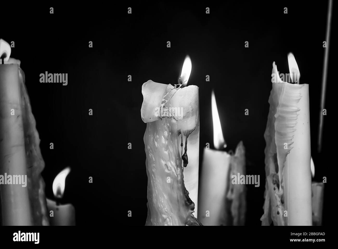 Kerzen in Kapelle von Lourdes, religiösen Symbolen und Terrorismus Stockfoto