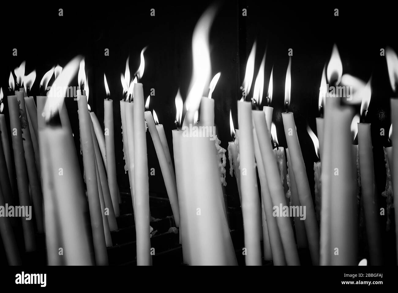 Kerzen in Kapelle von Lourdes, religiösen Symbolen und Terrorismus Stockfoto