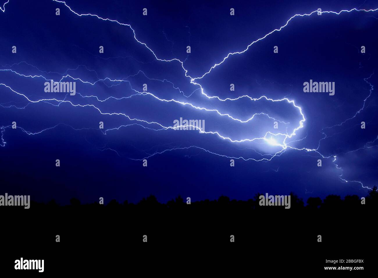 Sturm mit Blitzschlag nachts im ländlichen Manitoba, Kanada Stockfoto