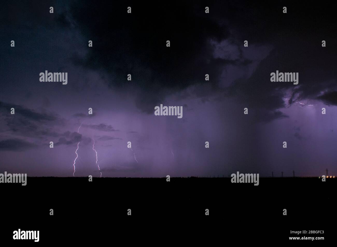 Stürmen Sie nachts mit Blitzschlag im ländlichen Manitoba, Kanada Stockfoto