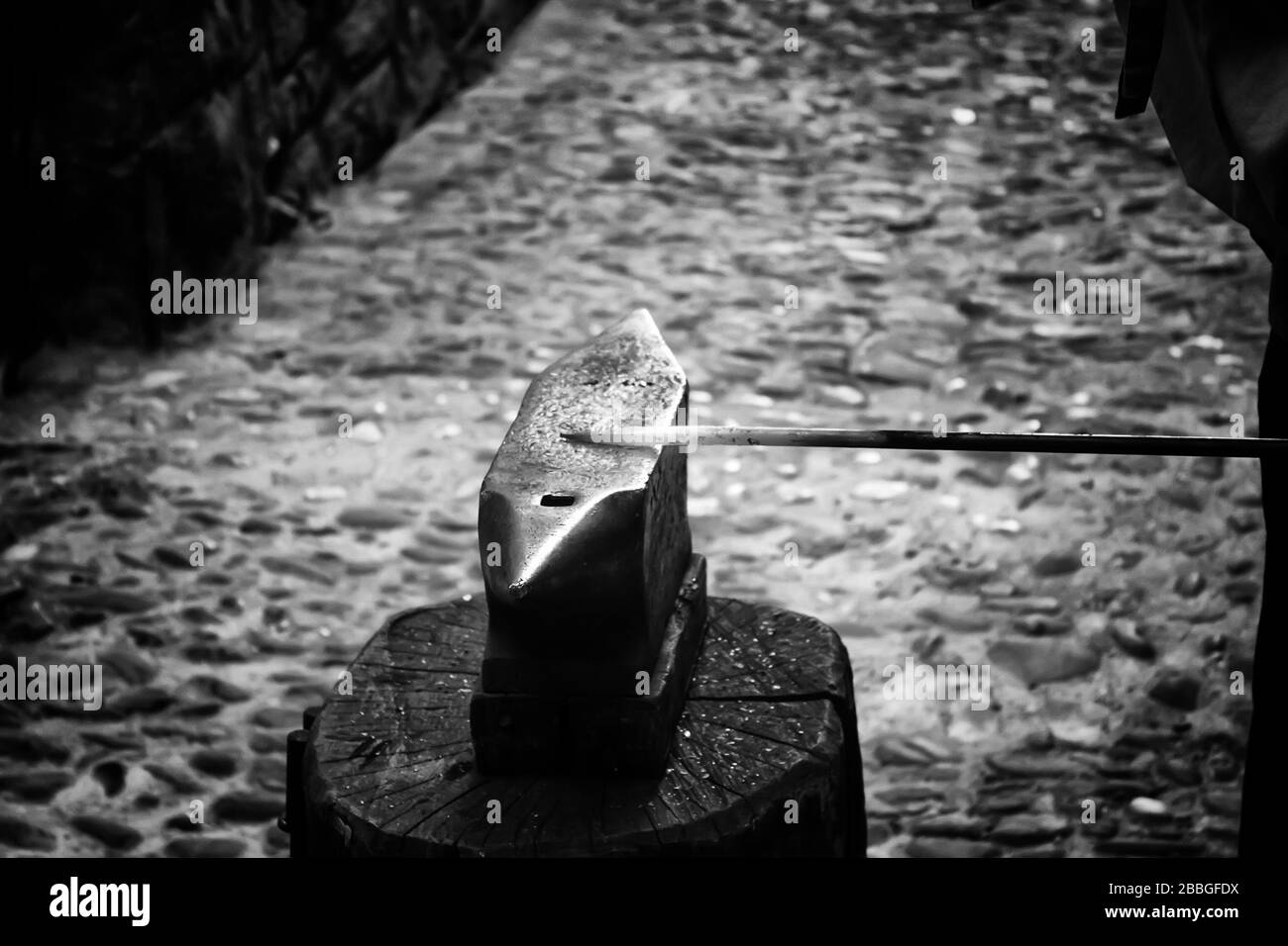 Feuer in Schmiedearbeiten mit Metallen, Bauwesen und Industrie Stockfoto