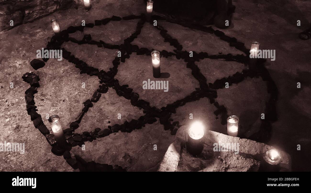 Pentakel-Dämon mit Kerzen in der Feier Hexerei, halloween und Angst Stockfoto