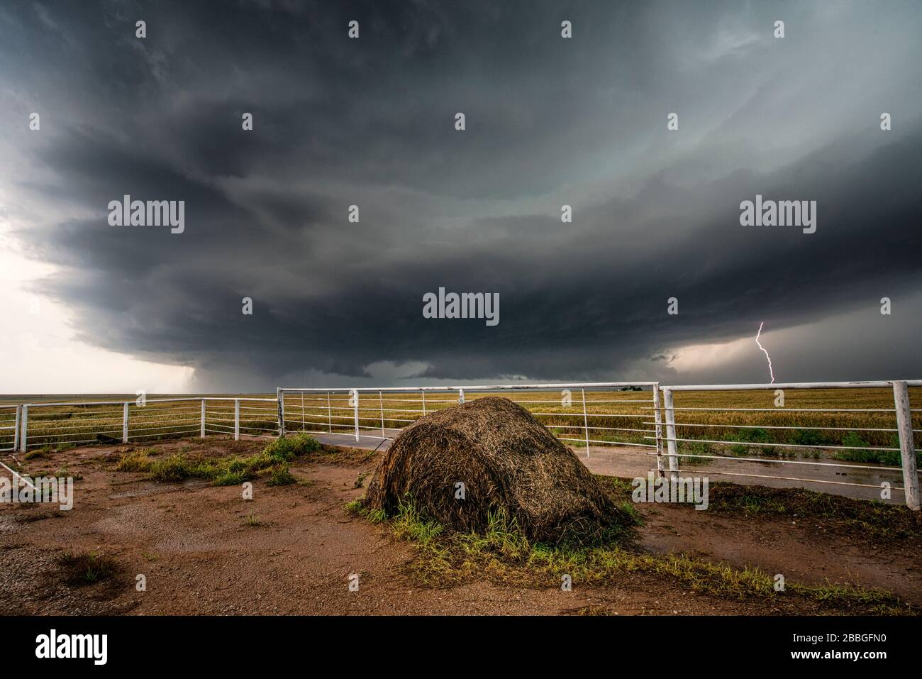 Tornado über dem Feld mit Blitzschlag in Elmer, Oklahoma, Vereinigte Staaten Stockfoto