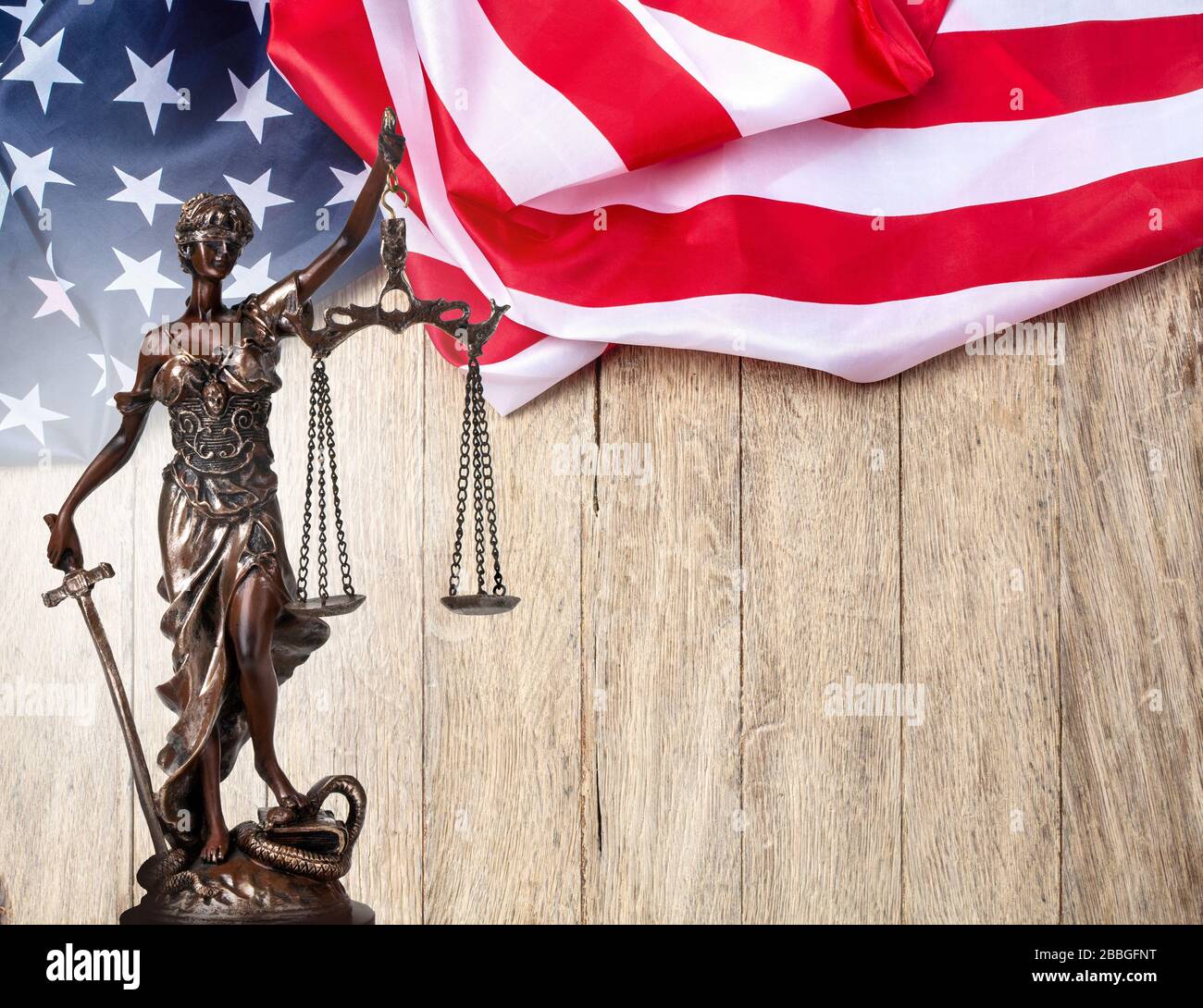 Law and Justice in United States of America, Statue of Lady Justice mit US-Flagge im Hintergrund Stockfoto