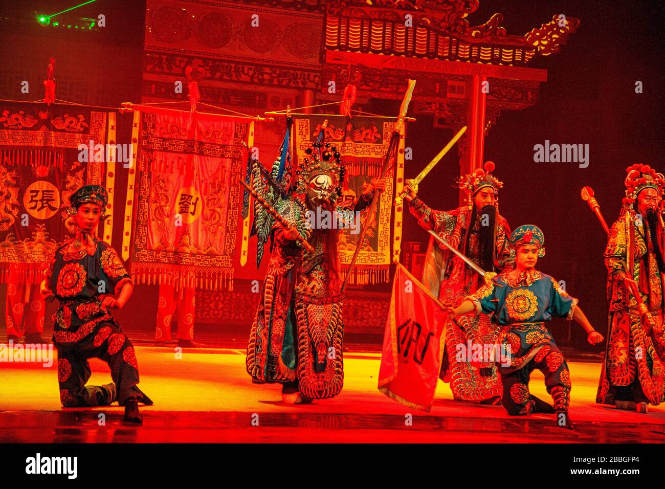 Traditionelle chinesische Schriftzeichen treten in der Sichuan Opera auf und stellen Chengdu im Wandel dar Stockfoto