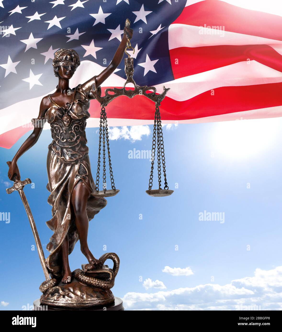 Recht und Gerechtigkeit in den Vereinigten Staaten von Amerika, Statue der Lady Justice mit US-Flagge Stockfoto