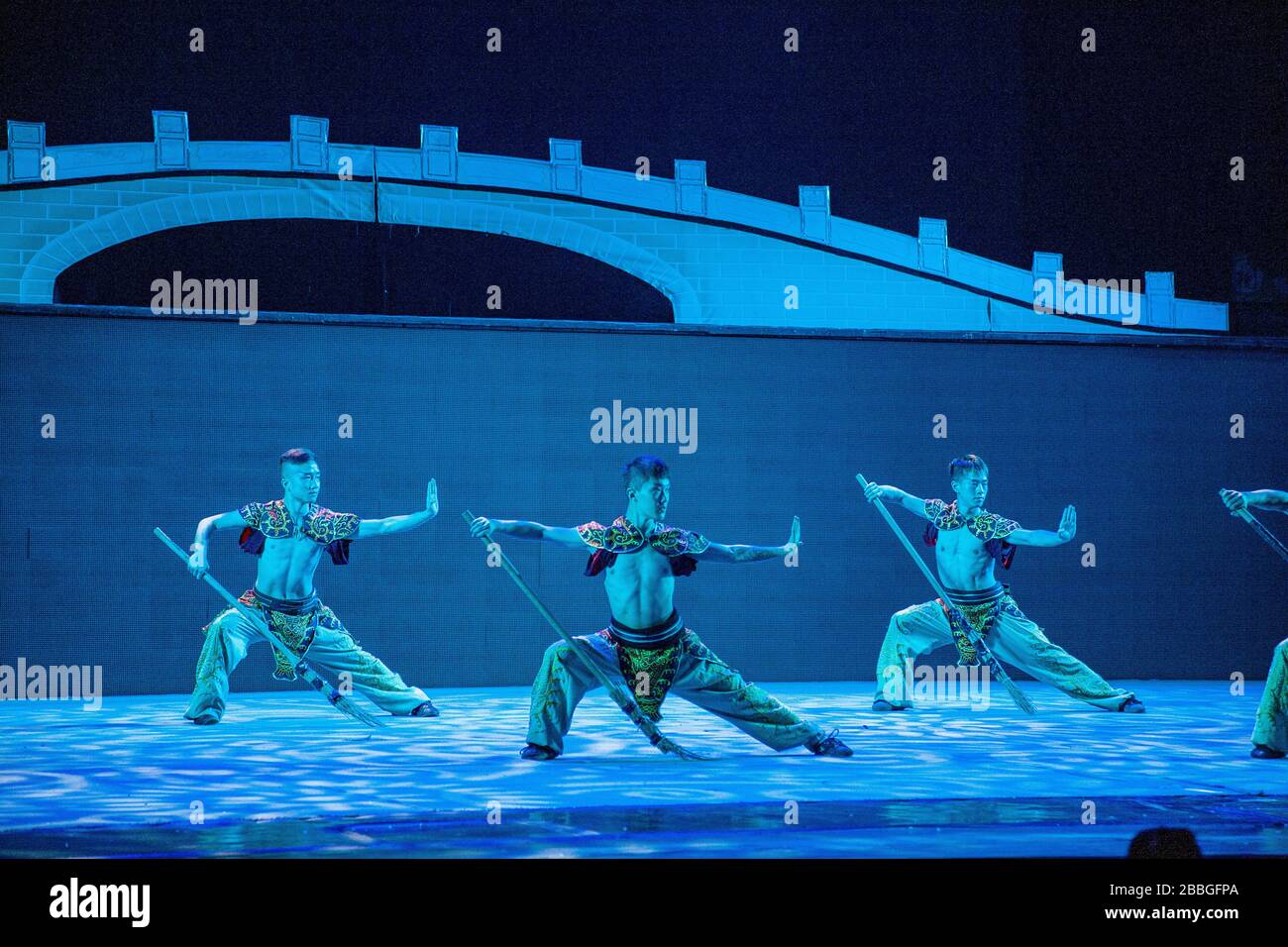 Traditionelle chinesische Schauspieler mit Schwertern treten im Sichuan Opera Face auf Chengdu Wird Geändert Stockfoto
